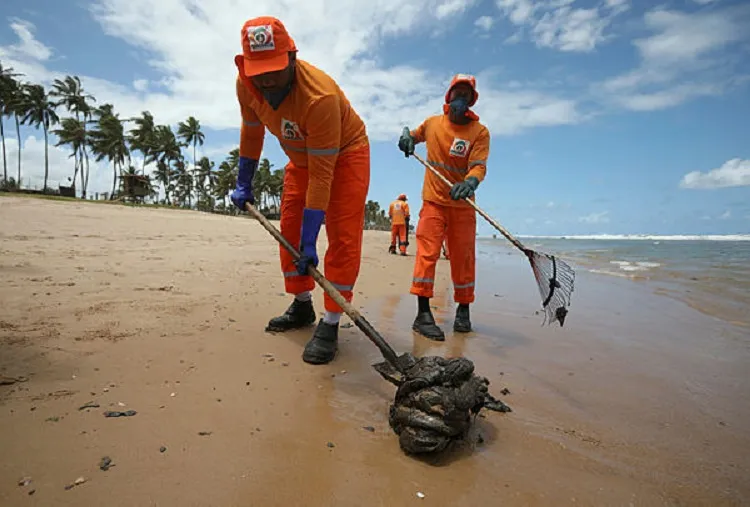 O Corpo de Bombeiros Militar da Bahia aumentou para 100 o número de pessoas empregadas na limpeza das praias do litoral norte