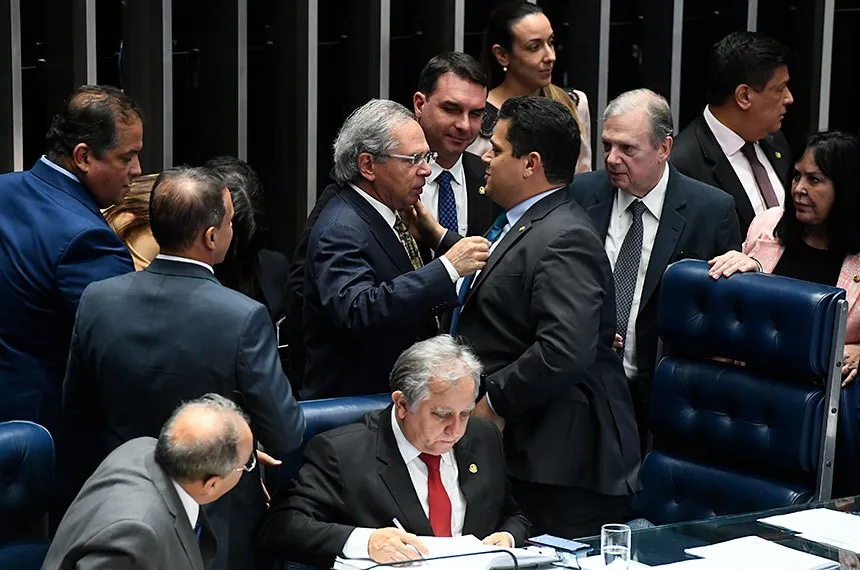 O presidente do Senador, deputado Davi Alcolumbre (DEM0, junto ao Ministro da Economia Paulo Guedes