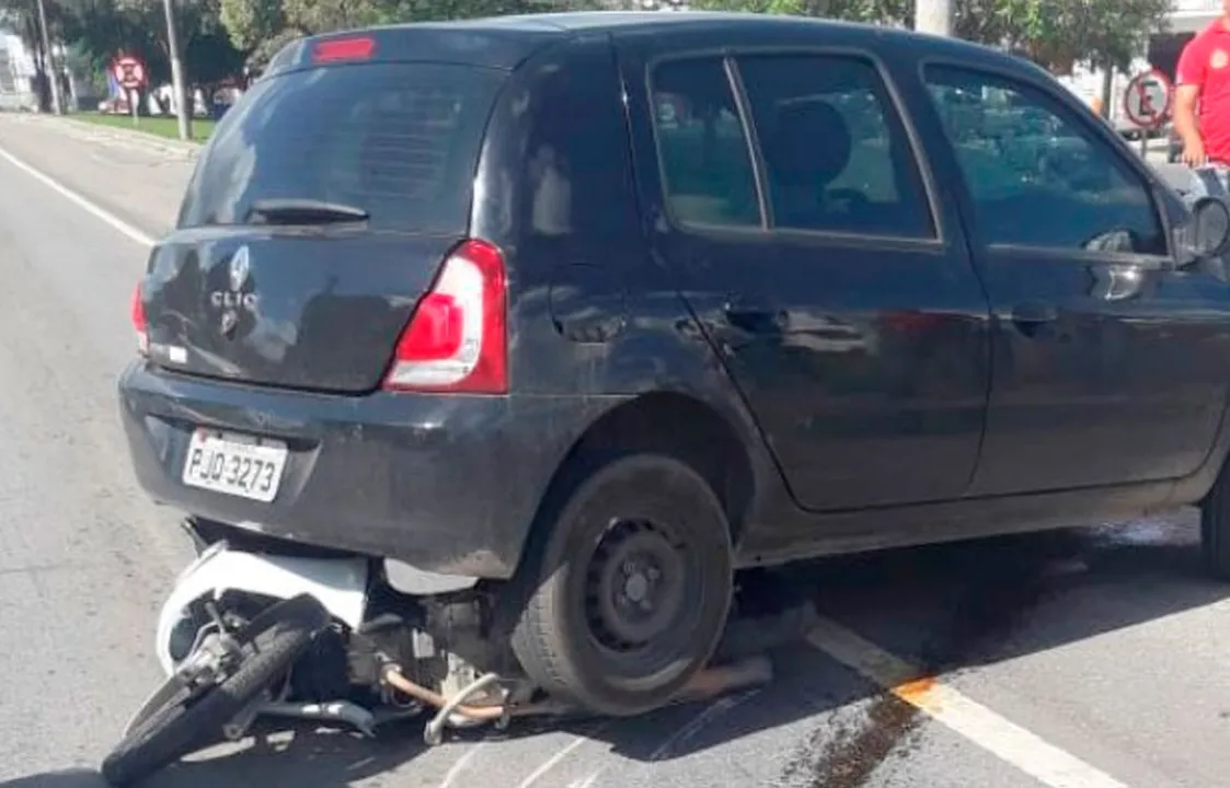 Motociclista teve fratura exposta em uma das pernas