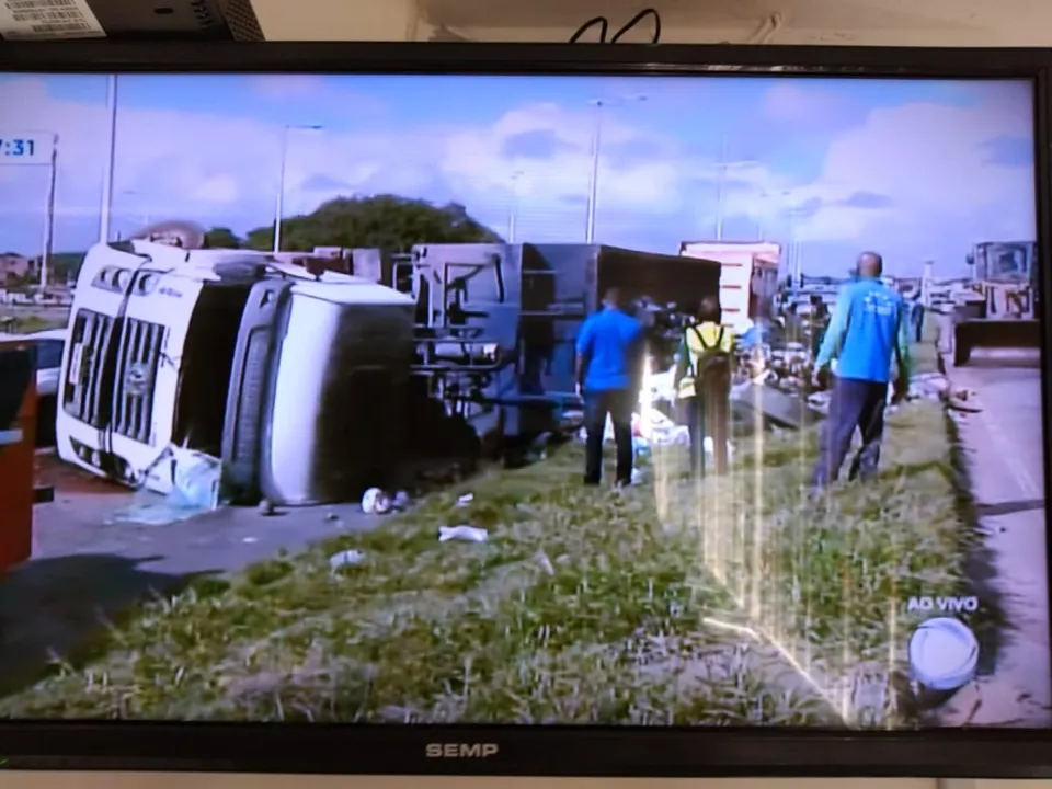 O motorista não ficou ferido e o lixo que se espalhou já está sendo retirado pelas caçambas.