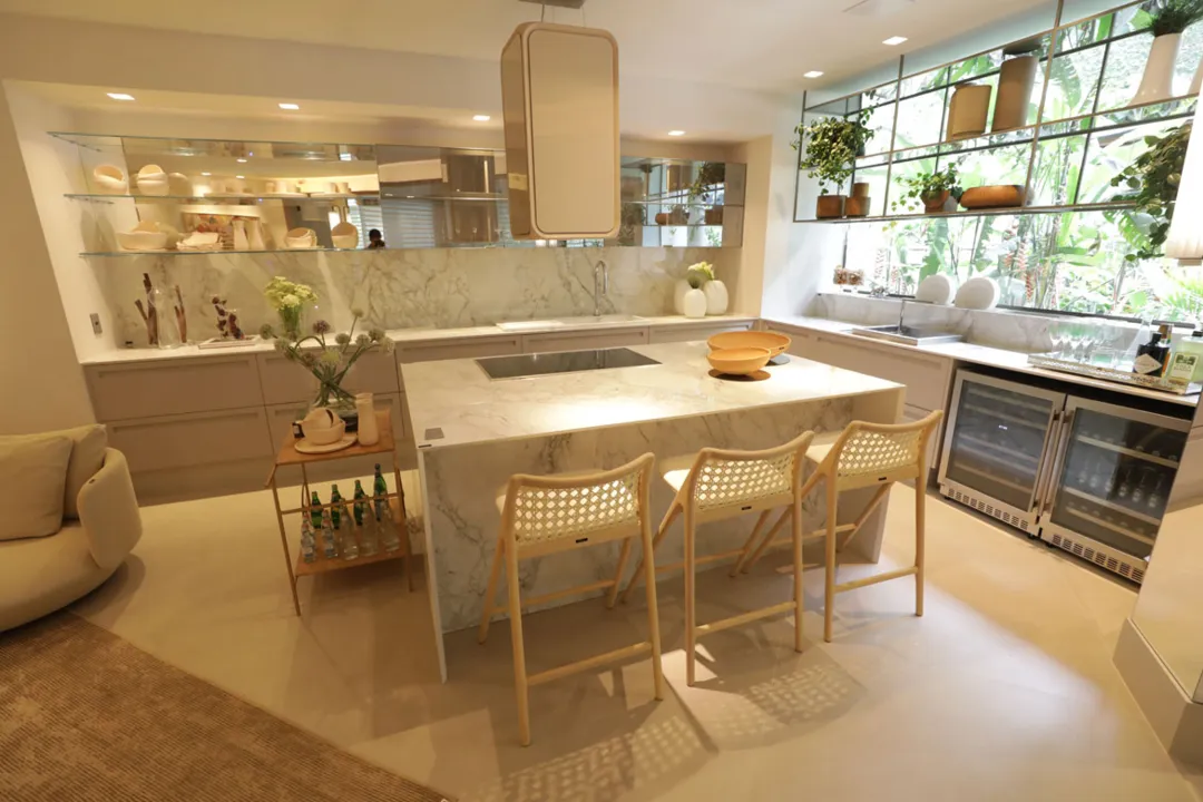 A arquiteta Aline Cangussú assina lounge com gourmet