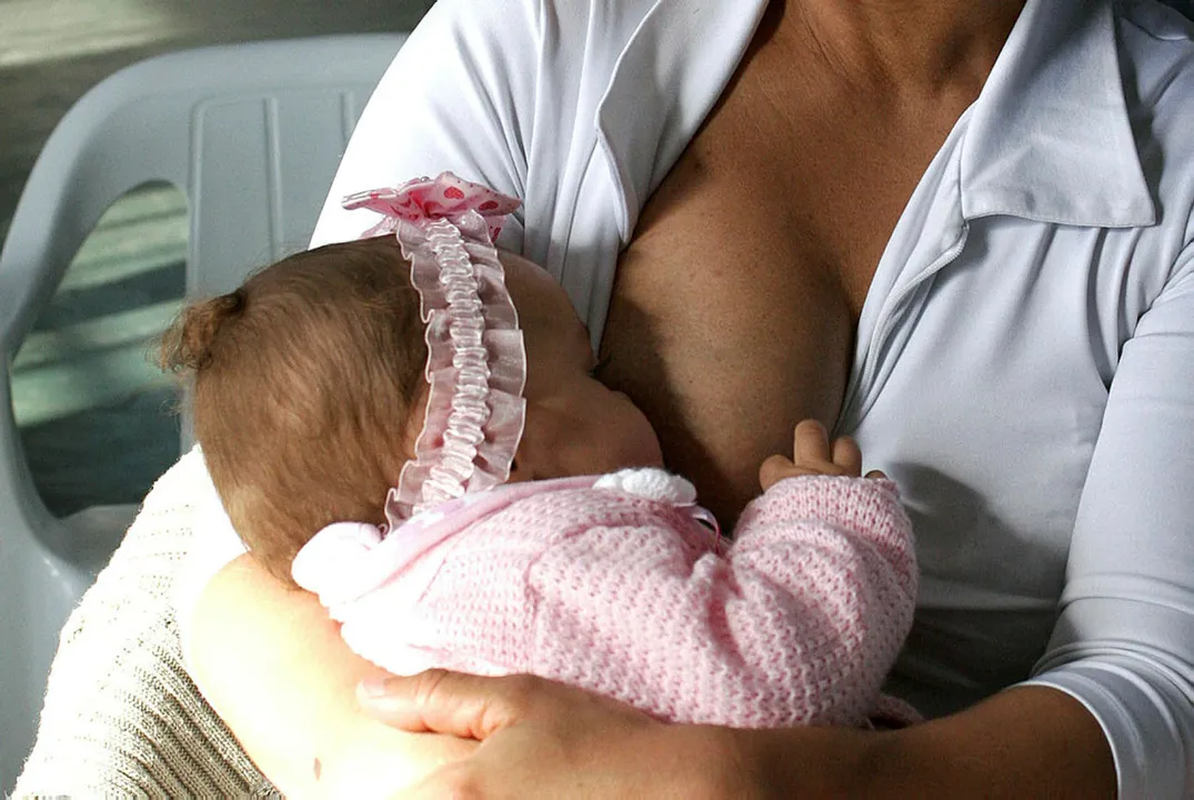 Amamentação é permitida por períodos de até 30 minutos por filho