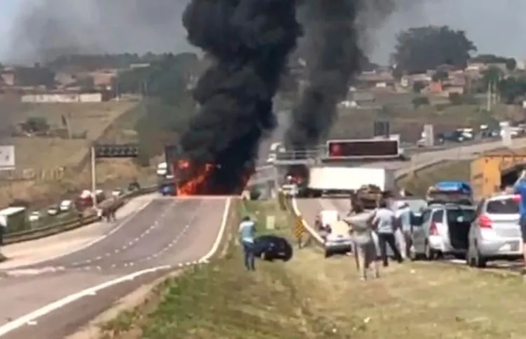 urante a ação, a quadrilha ateou fogo em dois caminhões na rodovia Santos Dumont (SP-79), principal acesso ao aeroporto