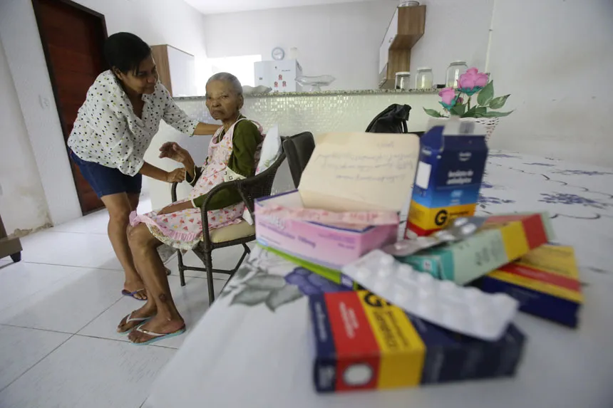 População precisa recorrer às farmácias particulares