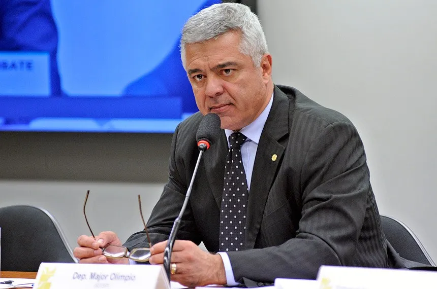 Ideia é levar para o campo jurídico os embates e atacar o poder dos filhos de Bolsonaro