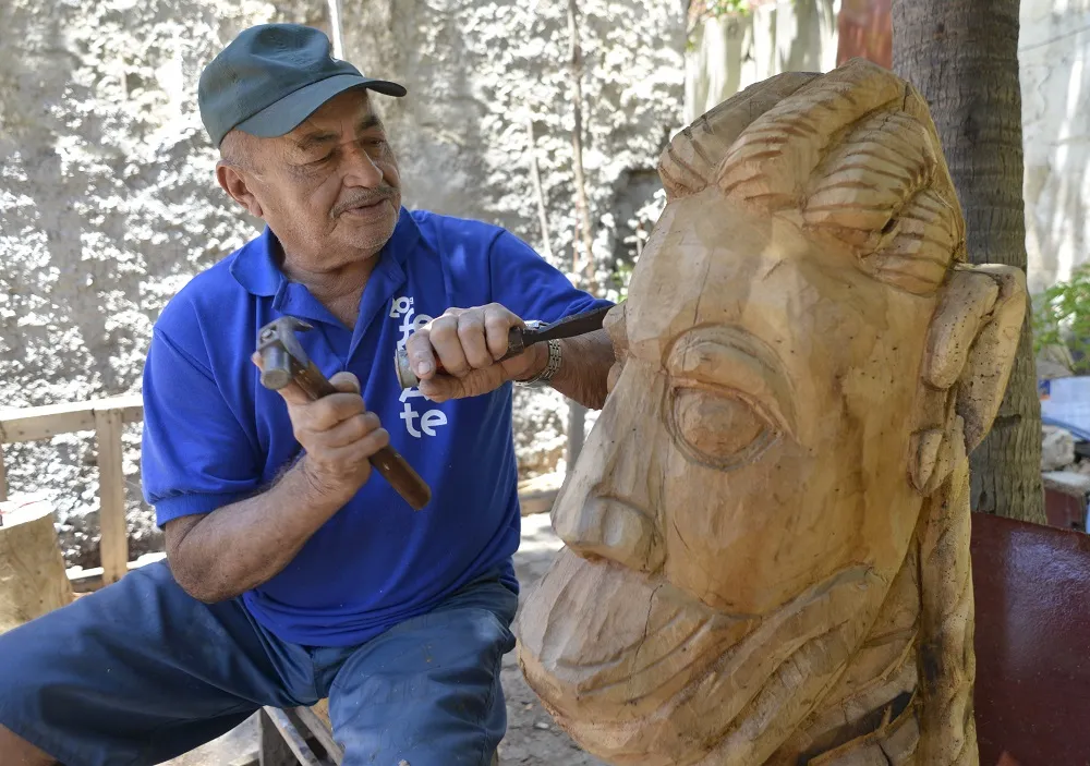 Seu Bitinho Bitinho fez a primeira carranca em 1972, a pedido de um engenheiro