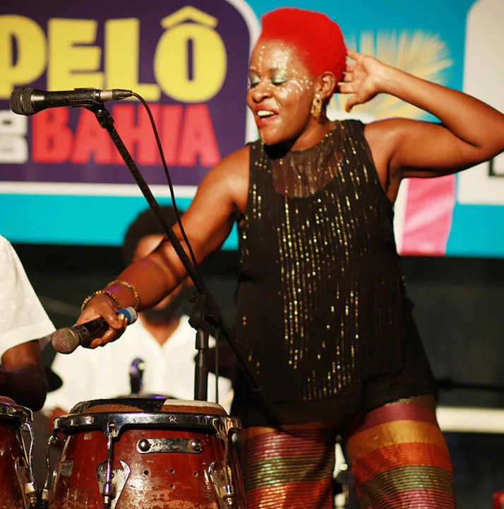 Cantora nigeriana Okwei Odili apresenta sucessos do documentário sobre o nigeriano Fela Kuti