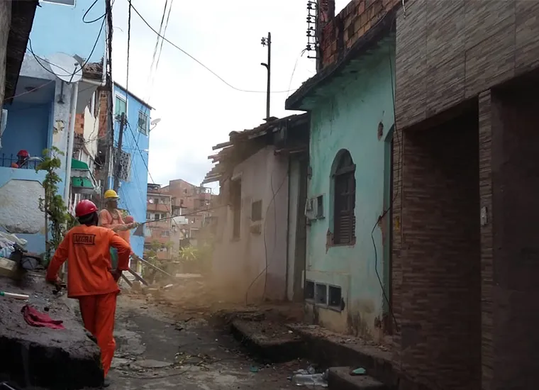 Oito casas foram demolidas até o momento