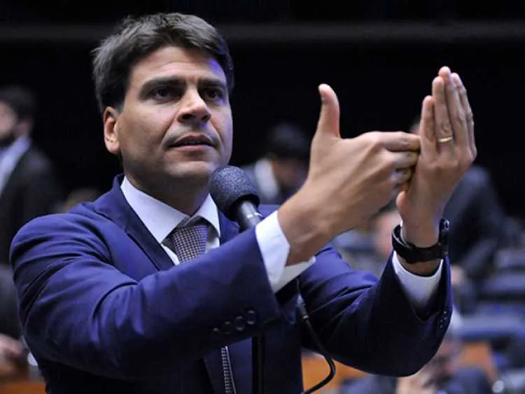Deputado reclama que a sua PEC está no meio de disputa entre o Senado e a Câmara