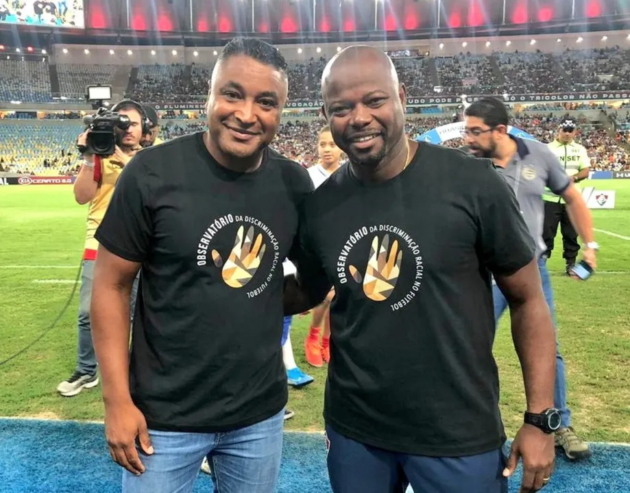 Os comandantes utilizaram camisas que estampavam a frase da campanha contra o racismo: "Observatório da Descriminalização Racial no Futebol"
