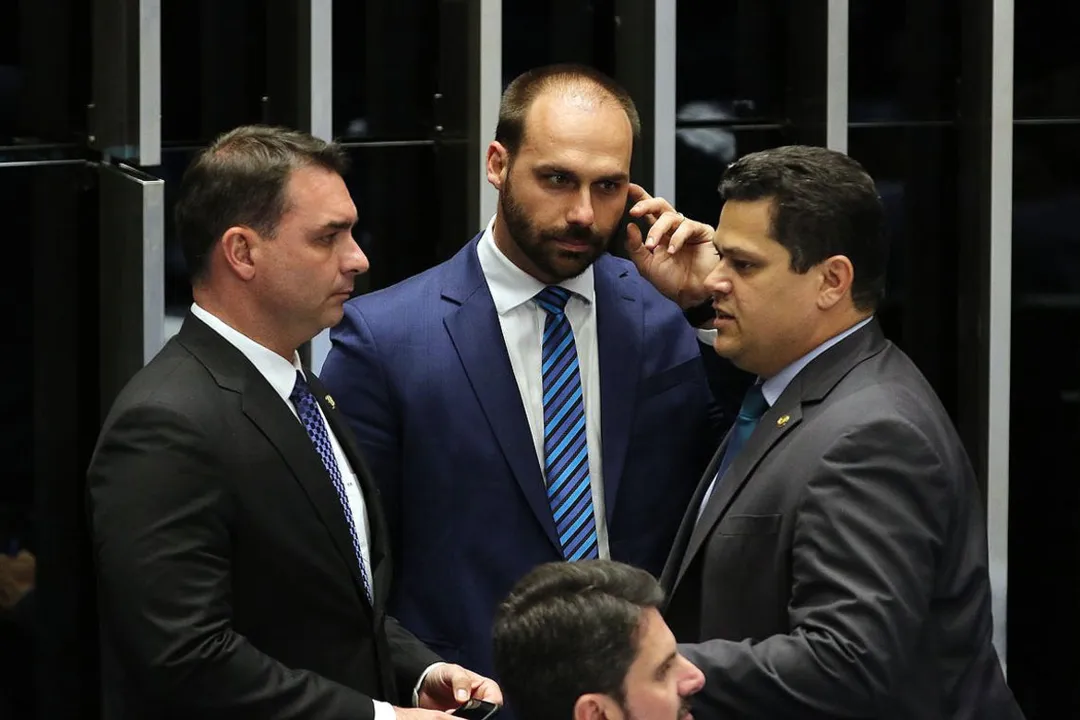 O filho do presidente Jair Bolsonaro (centro) é o atual líder do PSL