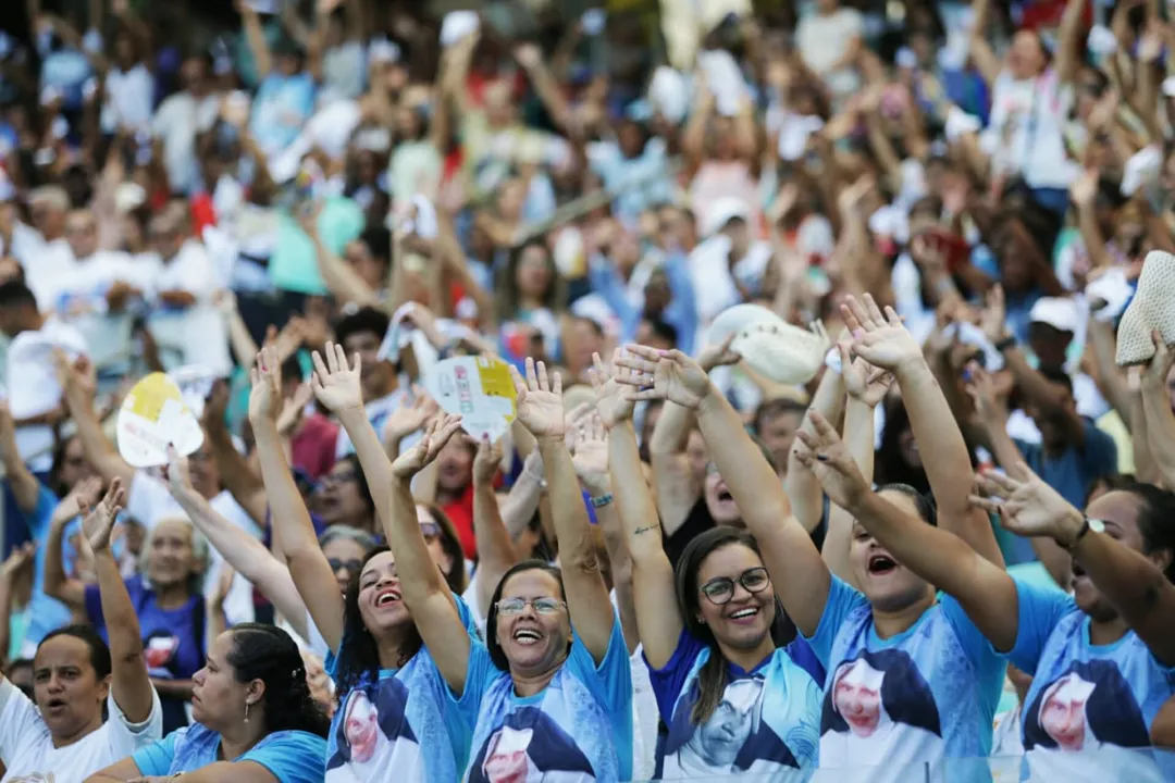 Fiéis lotam o interior da Fonte Nova para acompanhar a celebração