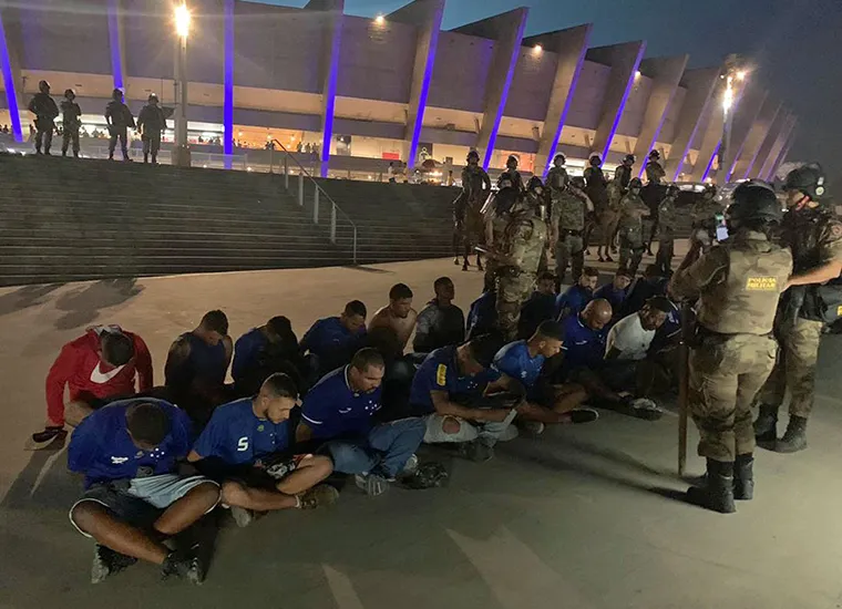 Polícia Militar diz que os torcedores são integrantes das organizadas Torcida Pavilhão Independente e Máfia Azul