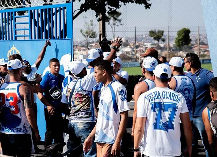 Membros de torcida organizada forçaram a entrada no CT do Cruzeiro