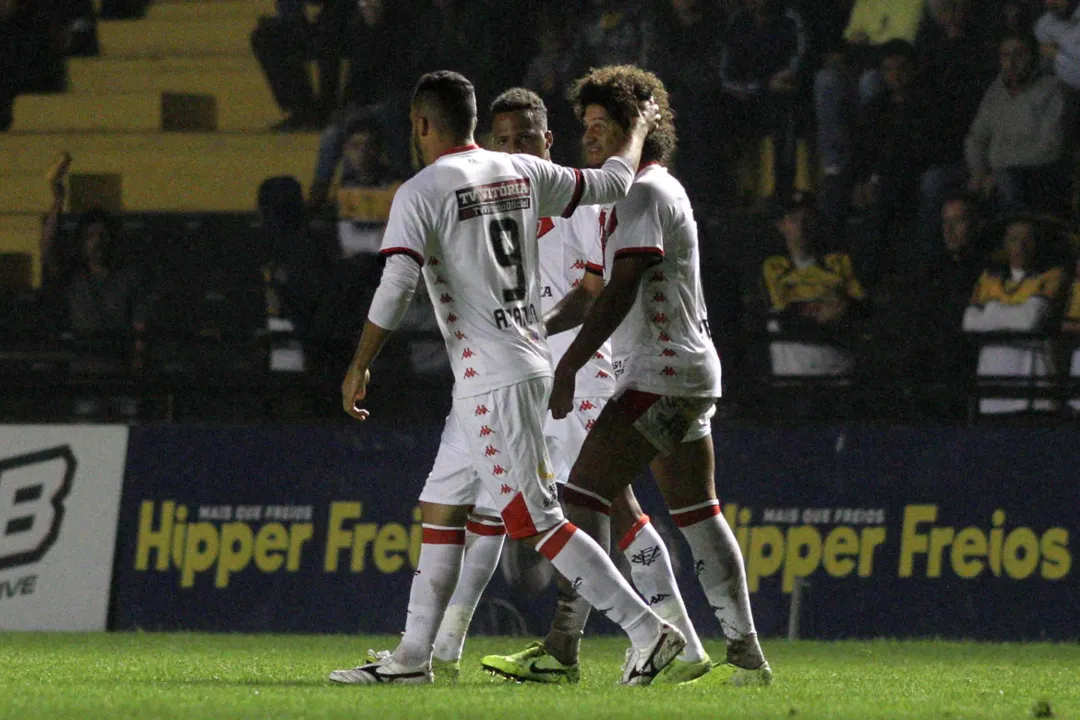 Gedoz, que marcou um golaço de falta, comemora com o jogadores do Rubro-Negro