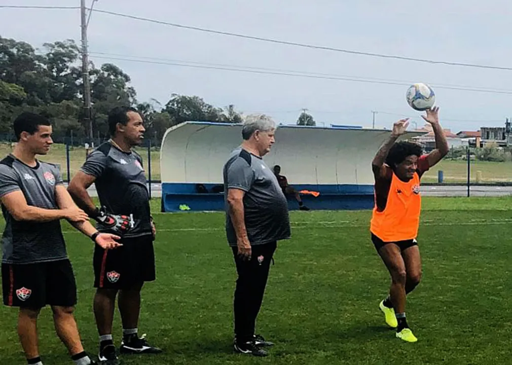 Com retornos de jogadores, Geninho não deve repetir equipe que venceu o Cuiabá