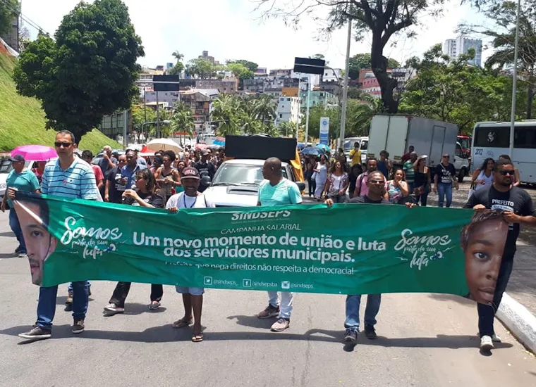 Servidores seguem com protesto em direção à Estação da Lapa