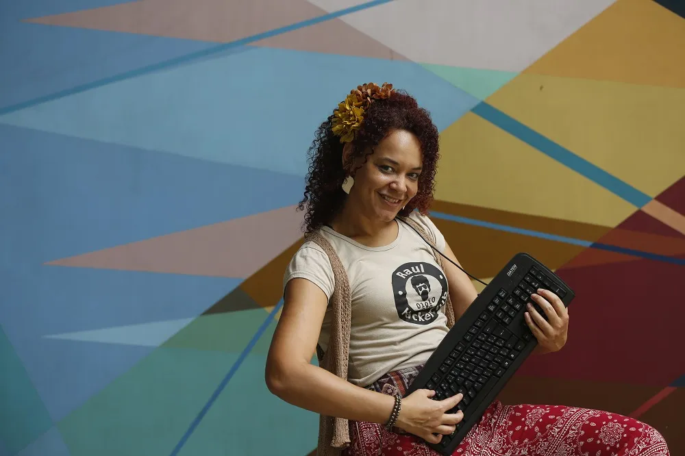 A tese da pedagoga Karina Menezes sobre pedagogia hacker foi premiada pela Capes como uma das melhores do país