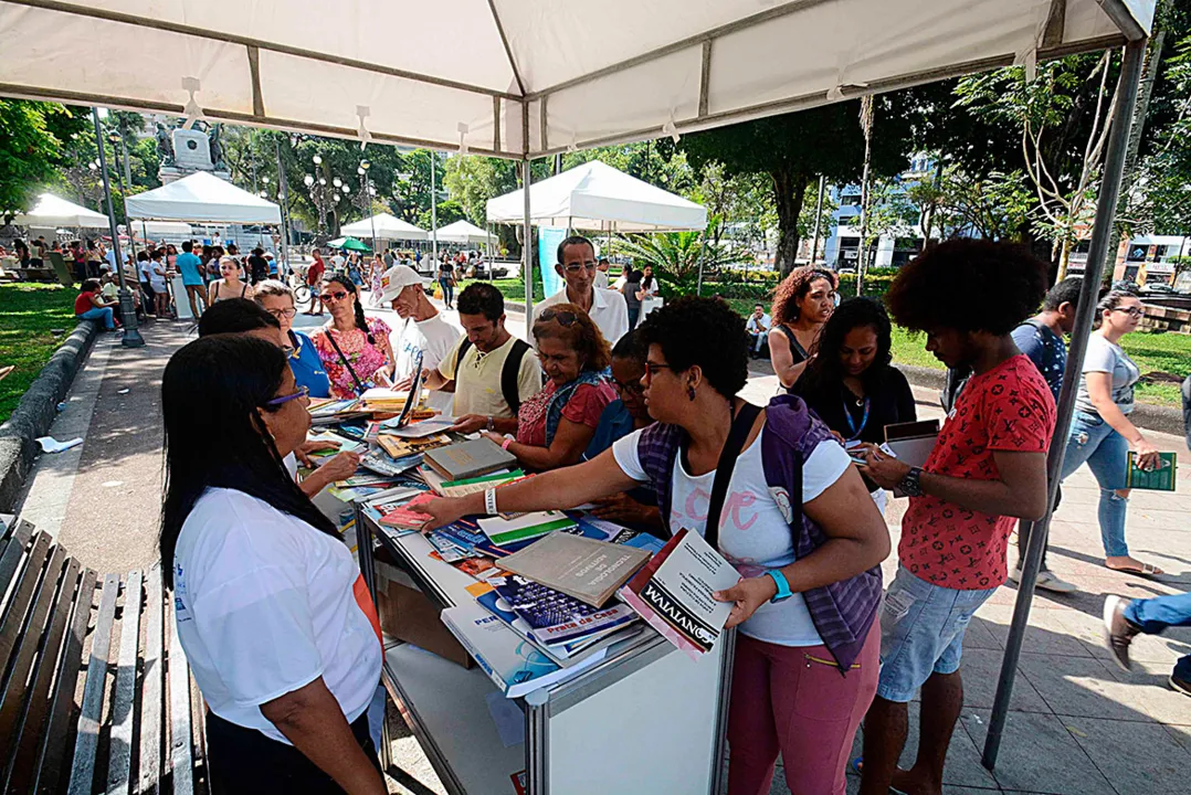 Livros serão distribuídos na Praça Dois de Julho