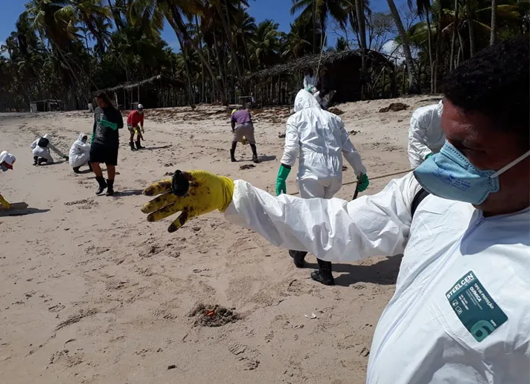 Voluntários receberam equipamentos para atuar na limpeza das praias