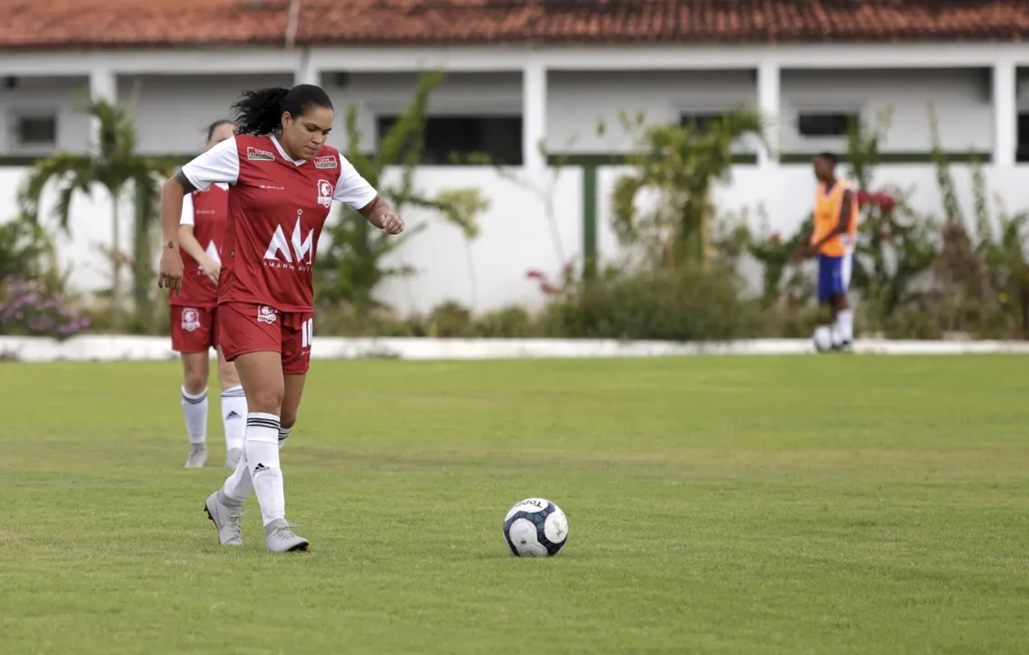 No início do ano, a lutadora participou de um campeonato de futebol em sua cidade natal