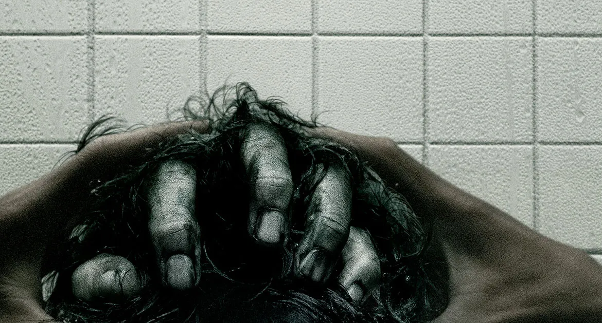 Pôster do novo filme faz referência a icônica cena do chuveiro