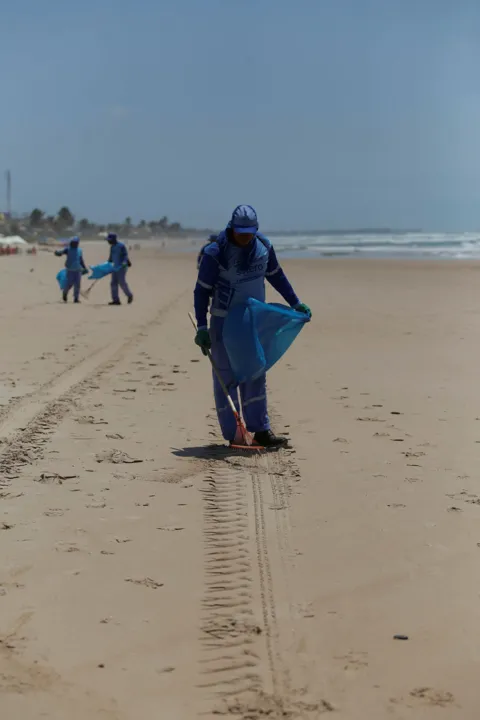 Agentes da Limpurb atuam na limpeza das praias