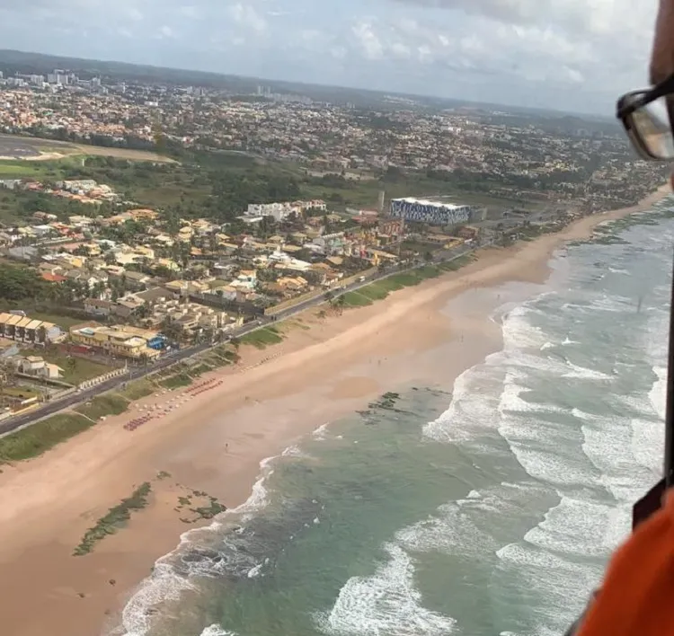 Comitiva sobrevoou a costa litorânea em busca de pelotas de óleo