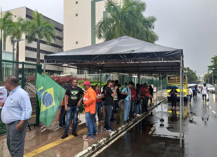 Trabalhadores se reuniram por volta das 6h em frente a sede da Petrobrás, no Itaigara