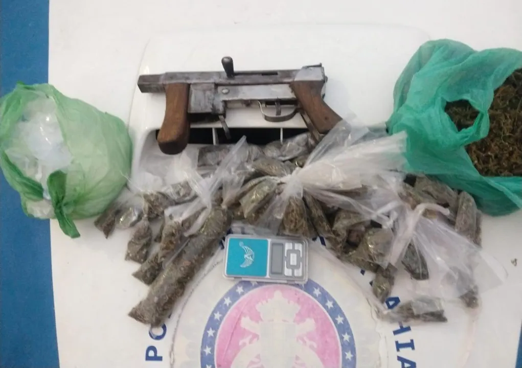 Os PMs apreenderam uma submetralhadora artesanal de calibre indefinido, porções de maconha, balança e embalagens plásticas | Foto: Divulgação/SSP