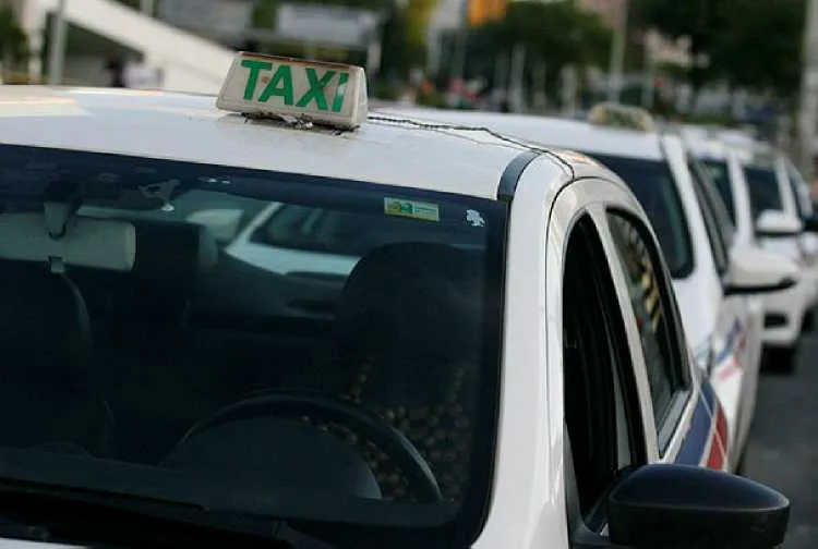 Taxistas passaram por várias avenidas da cidade