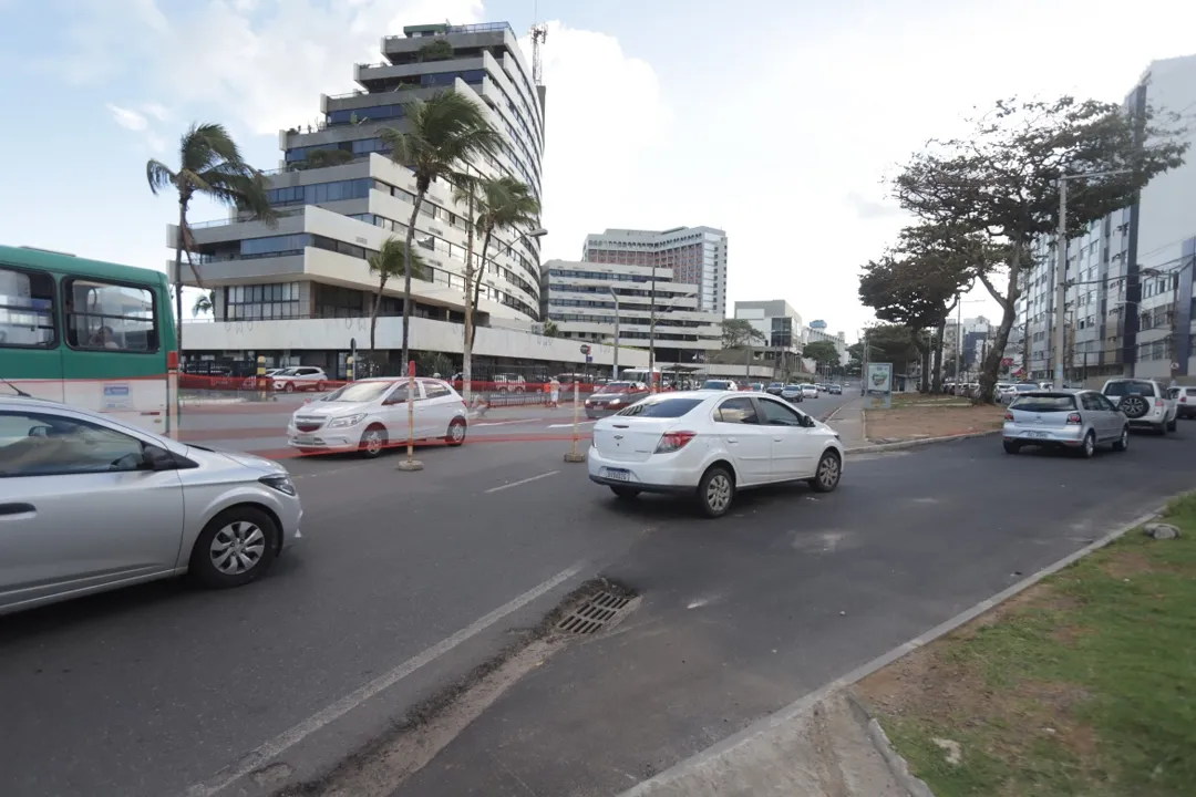 As obras possuem o intuito de construir uma travessia de drenagem nas imediações do Ondina Apart Hotel