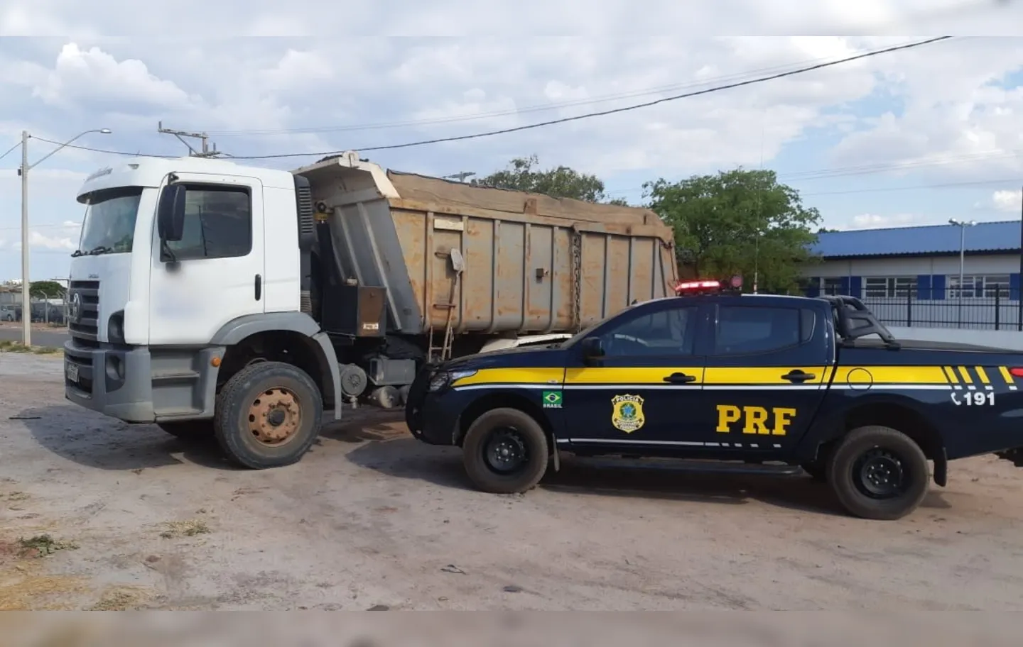 Caminhão possui ocorrência de roubo registrada em outubro de 2014, na cidade de Arujá, em São Paulo