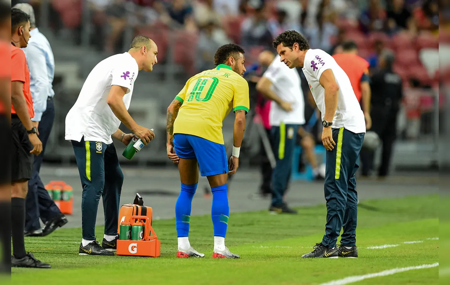 Neymar se machucou no início do empate por 1 a 1 com a Nigéria, em Cingapura