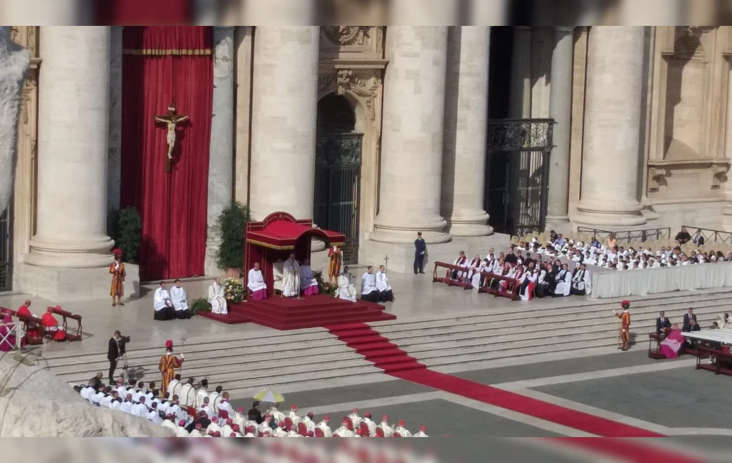 Um dos momentos mais emocionantes foi a hora em que o papa aceitou formalmente o pedido de canonização