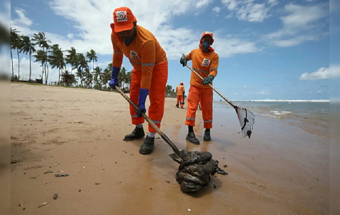 O Corpo de Bombeiros Militar da Bahia aumentou para 100 o número de pessoas empregadas na limpeza das praias do litoral norte