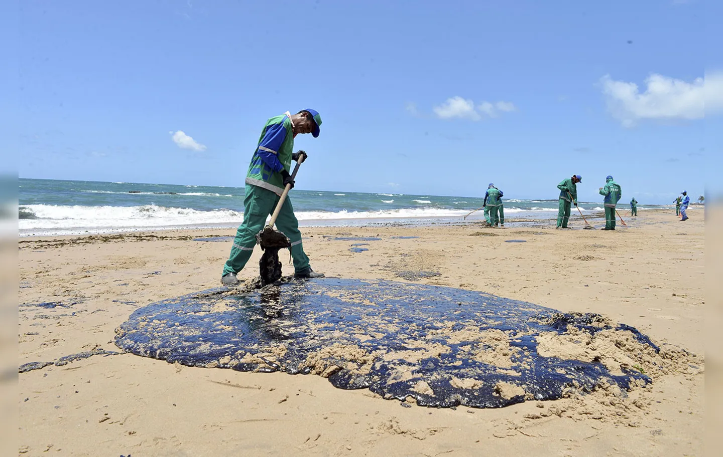 A operação de limpeza das praias já coletou mais de 600 toneladas do produto no litoral nordestino