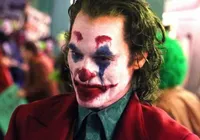 Joaquin Phoenix vive auge da loucura em Coringa
