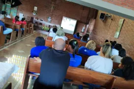 Devotos acompanham cerimônia de canonização durante missa - Imagem
