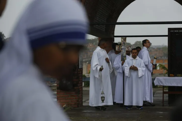 Devotos acompanham cerimônia de canonização durante missa