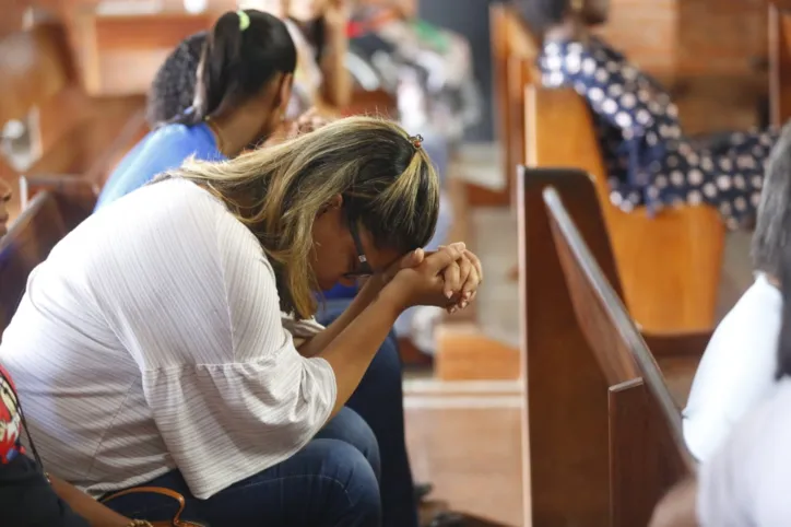 Devotos acompanham cerimônia de canonização durante missa