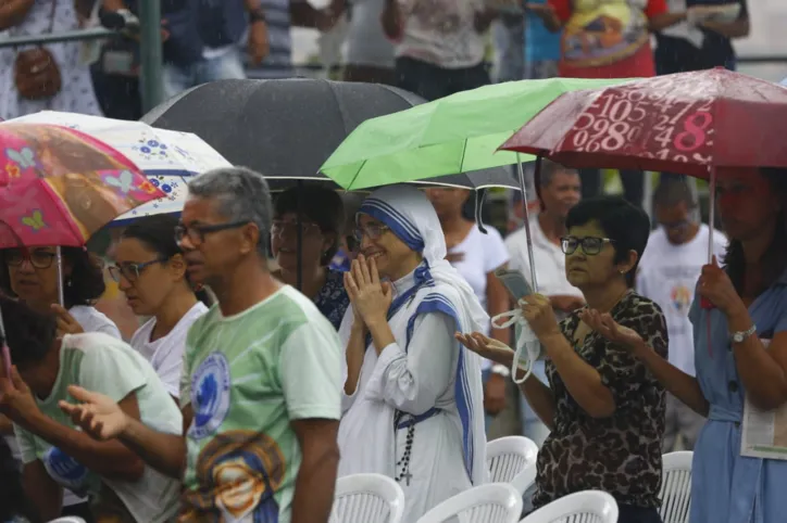 Devotos acompanham cerimônia de canonização durante missa