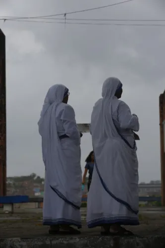 Devotos acompanham cerimônia de canonização durante missa