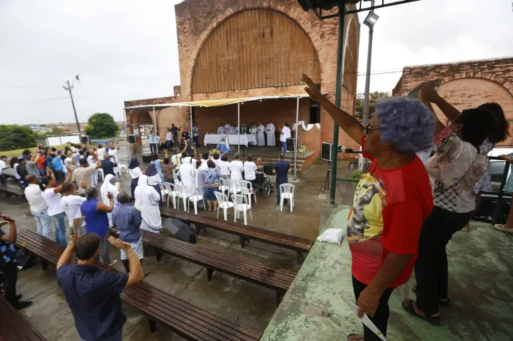 Devotos acompanham cerimônia de canonização durante missa