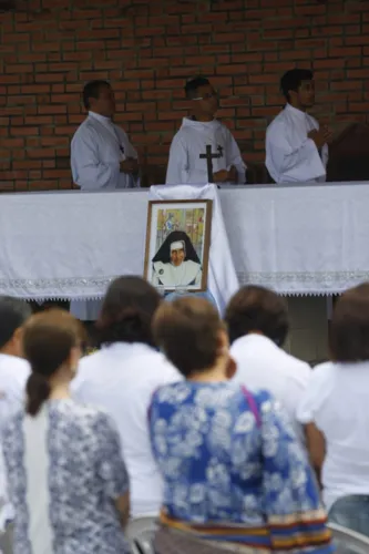 Devotos acompanham cerimônia de canonização durante missa