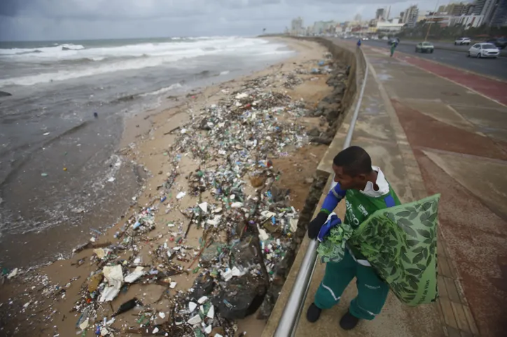 Acúmulo de lixo na praia de Jardim de Alah