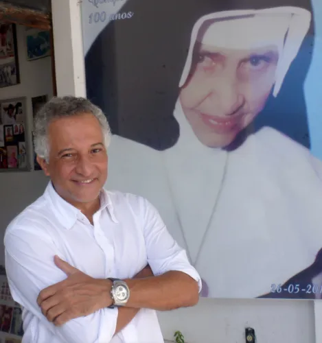 Valber prepara livro em dois volumes sobre Irã Dulce