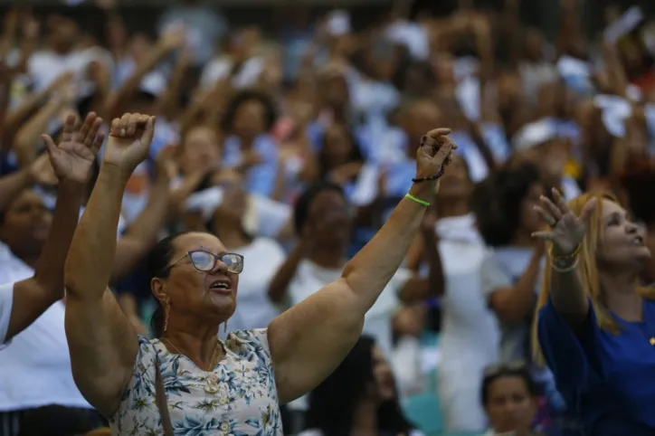 Milhares de fiéis participam de celebração em homenagem a Santa Dulce em Salvador