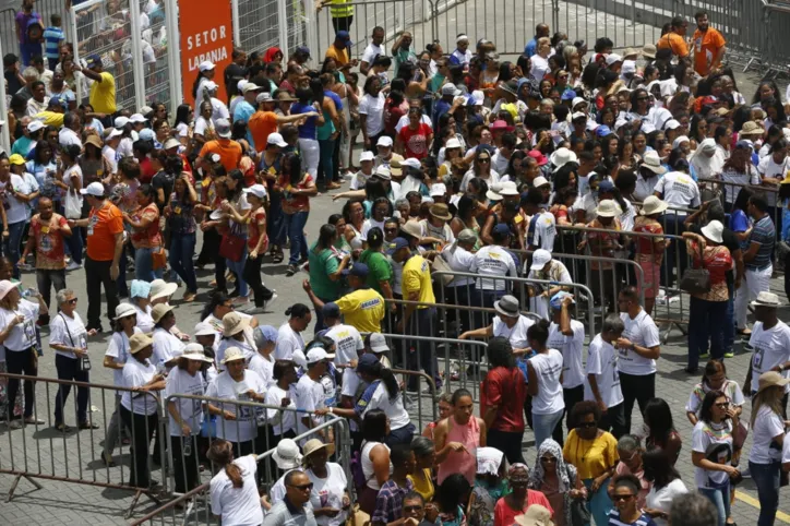 Milhares de fiéis participam de celebração em homenagem a Santa Dulce em Salvador