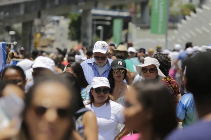 Milhares de fiéis participam de celebração em homenagem a Santa Dulce em Salvador